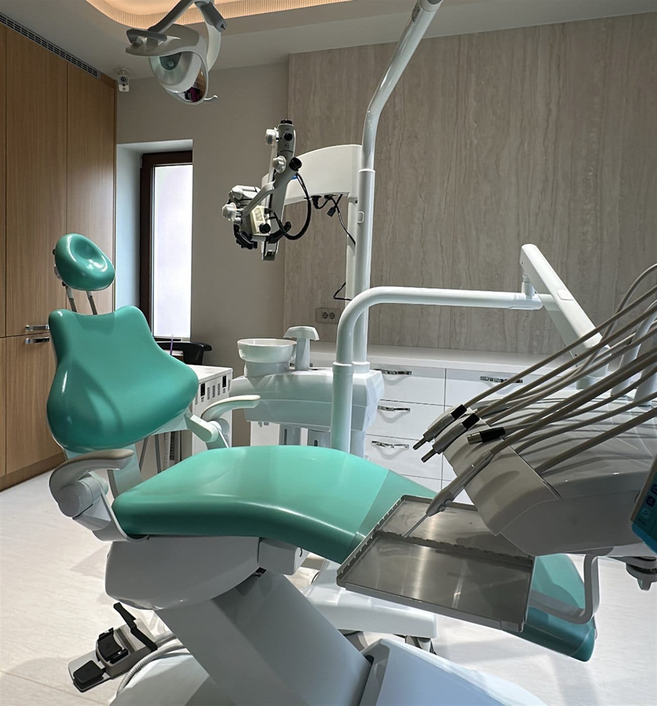 Modernes, einladendes Behandlungszimmer in einer EU-regulierten Klinik in Rumänien