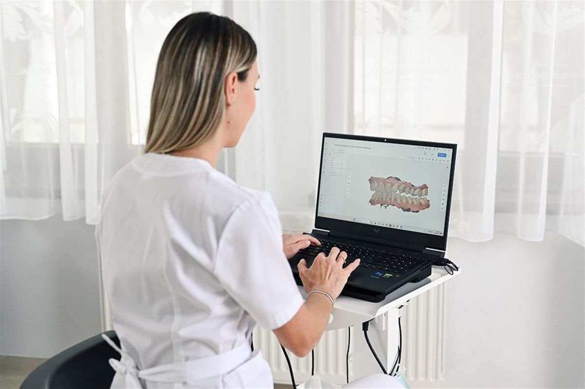 Zahnarzt prüft einen digitalen 3D-Zahnscan für die Behandlungsplanung