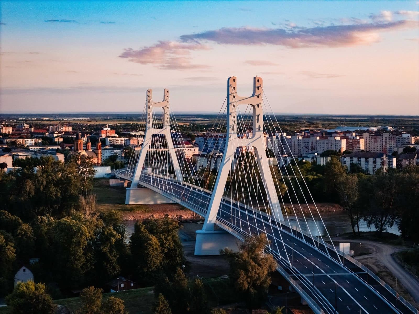 Satu Mare, Rumänien – die Schrägseilbrücke über den Fluss bei Sonnenuntergang