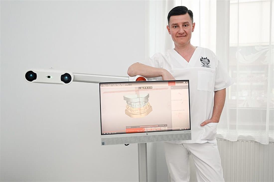 Zahnarzt mit 3D-Scanner und Software für digitales Smile-Design
